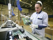 Lucrători la Uzina de producere a televizoarelor. Polonia