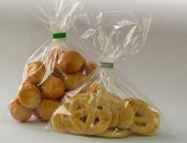 Muncitori la împachetare produse de patiserie
